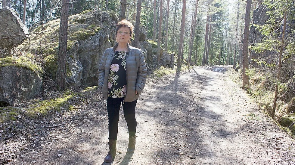 Ylwa Sundell upprörs över att någon har klottrat vid banvallen i Dunker.