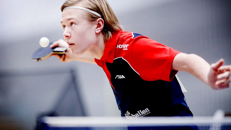 Theo Abrahamsson fick inte igång singelspelet utan USM tog slut redan i hans första match. Theo fixade ändå arrangörsklubben Eskilstuna BTK:s enda medalj genom att ta guld i P15-dubbeln.
