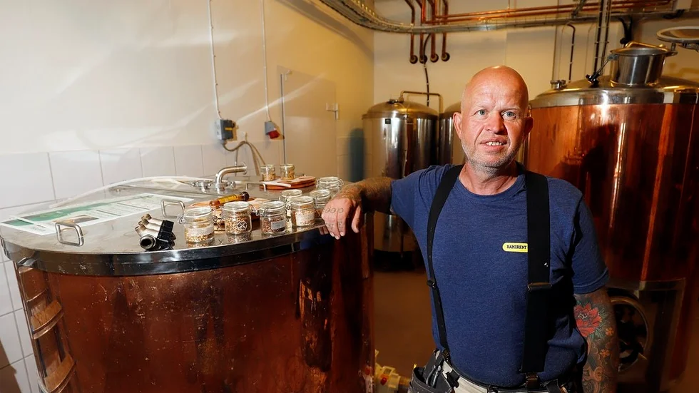 Strängnäsbon och ölentusiasten Stefan "Koge" Skogh har 15 000 liter av sin vinnarblandning i jästankarna på bryggeriet i Skotska Perth.