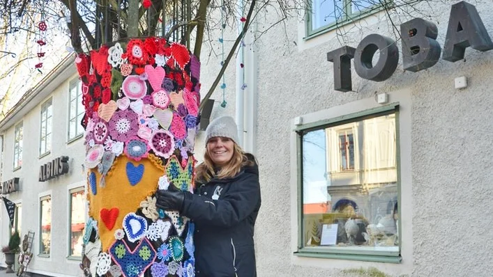 – Härligt att så många engagerar sig! Eva Ivervall är initiativtagare till "Sticka och virka med hjärtat" som fick in 660 virkade bidrag till smyckningen på torget.