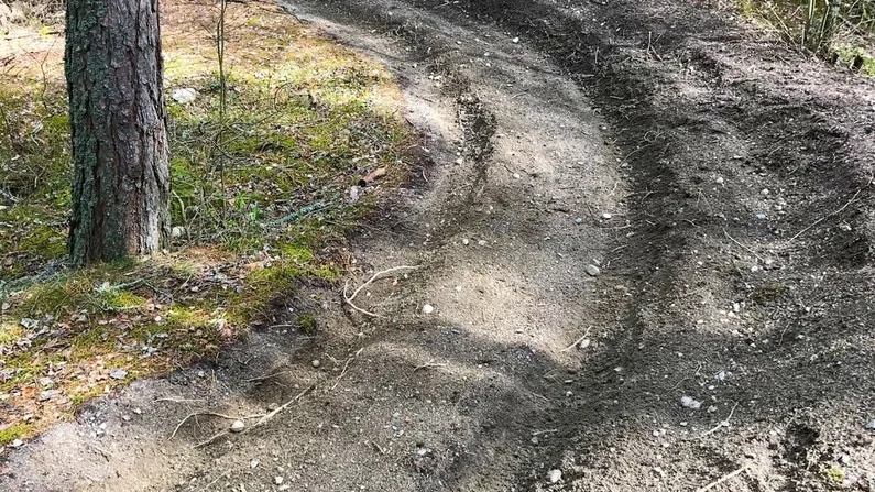 Så här ser det ut på åsen vid Kjula kyrka när naturen har använts som bana för motorcyklar. Bilden är fotad av skribenten.