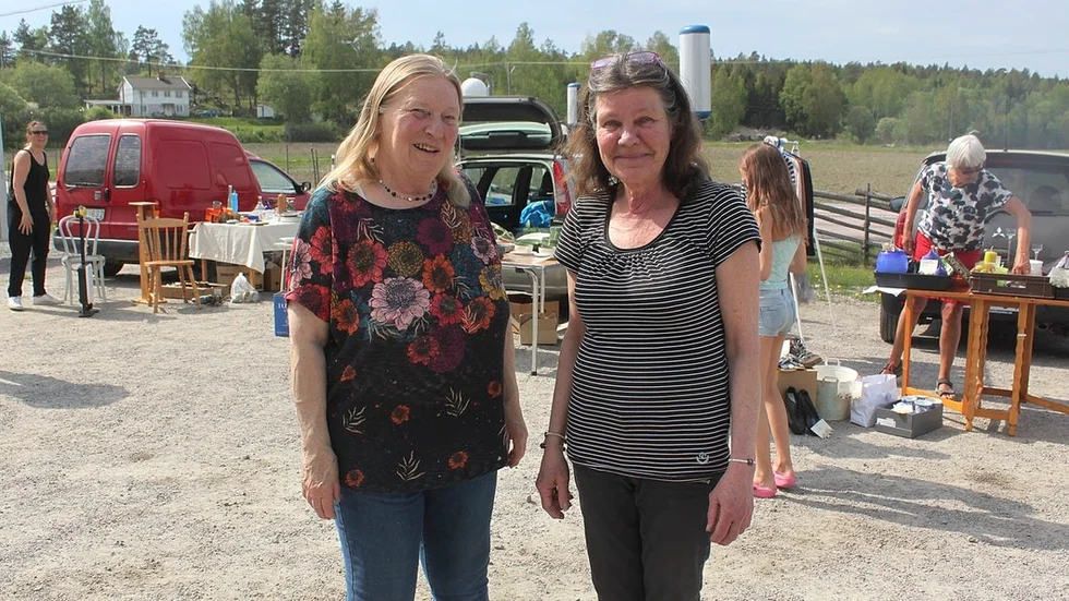 Lena Häggström och Lena Janssson, som driver butik och kafé på Aspö, anordnade på lördagen även loppmarknad.