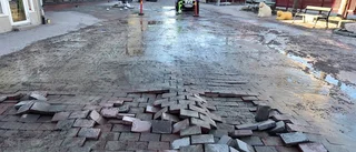 Vattenläcka i centrum – marken reste sig