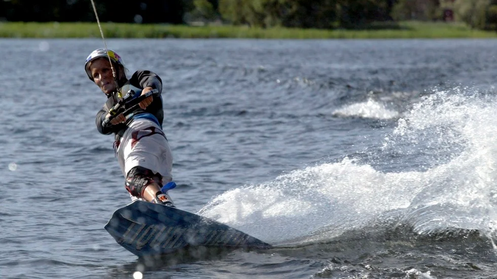 Politikerna är positiva till planerna på att anlägga en wakeboardbana i Eskilstunaån.