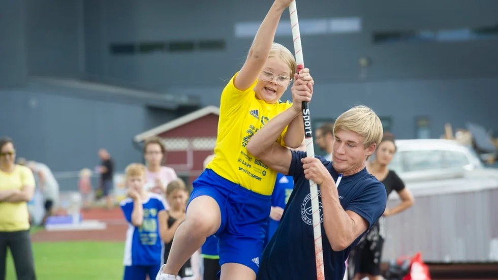 Åh, Jisus, utbrister 12-åriga Tova Engström när hon svingar sig upp på höjdhoppsmadrassen med visst stöd av Gustav Magnusson. Någon karriär inom stavhopp tänker hon sig inte efter testhoppet. – Det var mest bara läskigt tycker jag.