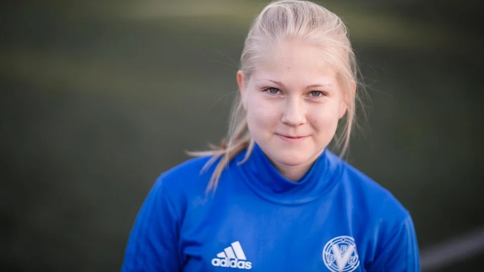 Ida Norström, spelare i DFK Värmbol– Jag ska faktiskt se matchen på Tele2 Arena i Stockholm med kompisar. Hur det går? Svårt att säga! England kommer äga bollen men jag tror Sverige vinner med ett mål. Så 2-1 till Sverige.