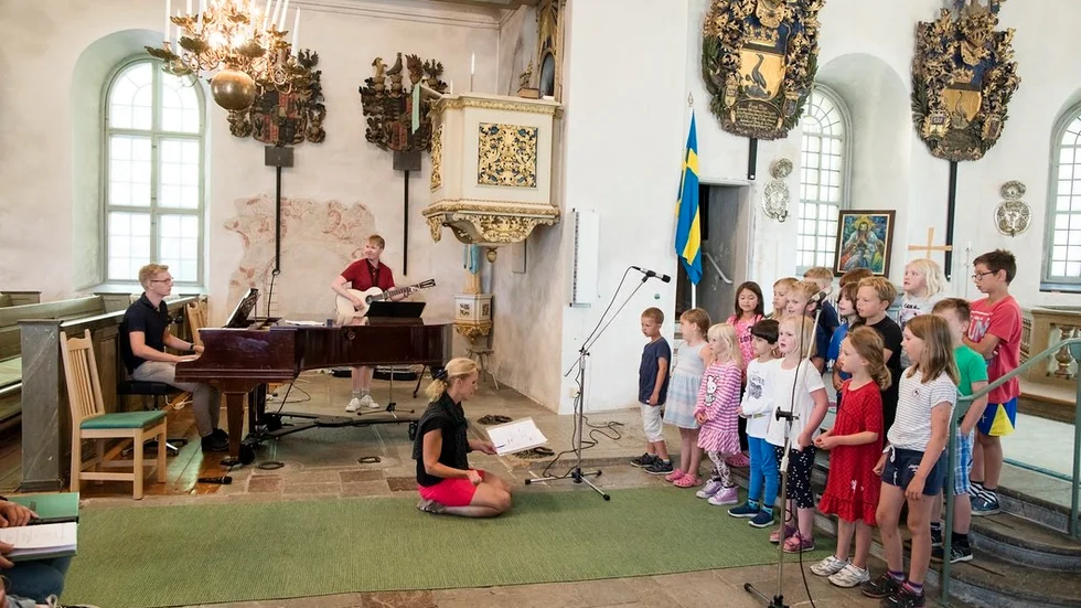 Carl-Henrik Gustavsson och Nicklas Boman hjälper Österåkersbygdens friskola med avslutnings soarén i Österåkers kyrka.