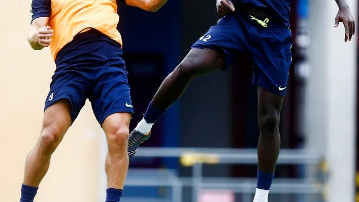 Nya anfallaren i AFC, Bajram Ajeti, går direkt in i truppen som möter Jönköping under lördagskvällen. Här syns han i duell med Kerfala Cissoko under fredagens träning.