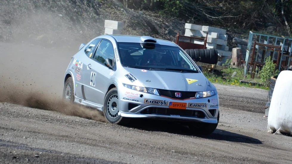 Eskilstuna MK:s Pontus Florin slutade tvåa i B-förarklassen för trimmade tvåhjulsdrivna bilar. Marcus Jansson satt vid noterna i helgens Slottssprint i Katrineholm.