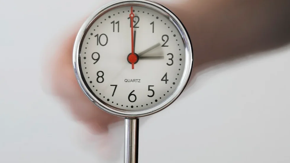 "Min dotter har inget tidsbegrepp och vet inte om hon har väntat 10 eller 40 minuter", skriver en orolig mamma.