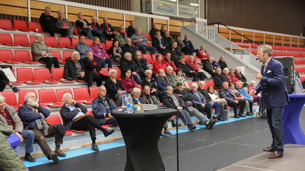 Det var då. Så här såg det ut vid mässan 2016, när antikexperten Knut Knutsson värderade besökarnas antikfynd.