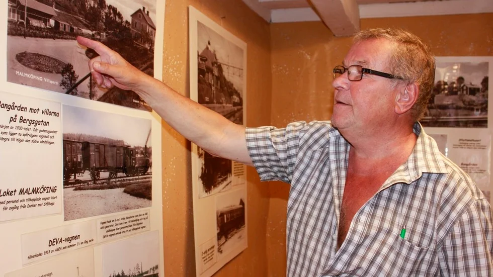 Leif Jacobsson visar gamla bilder på olika järnvägsstationer längs Mellersta Södermanlands Järnväg.