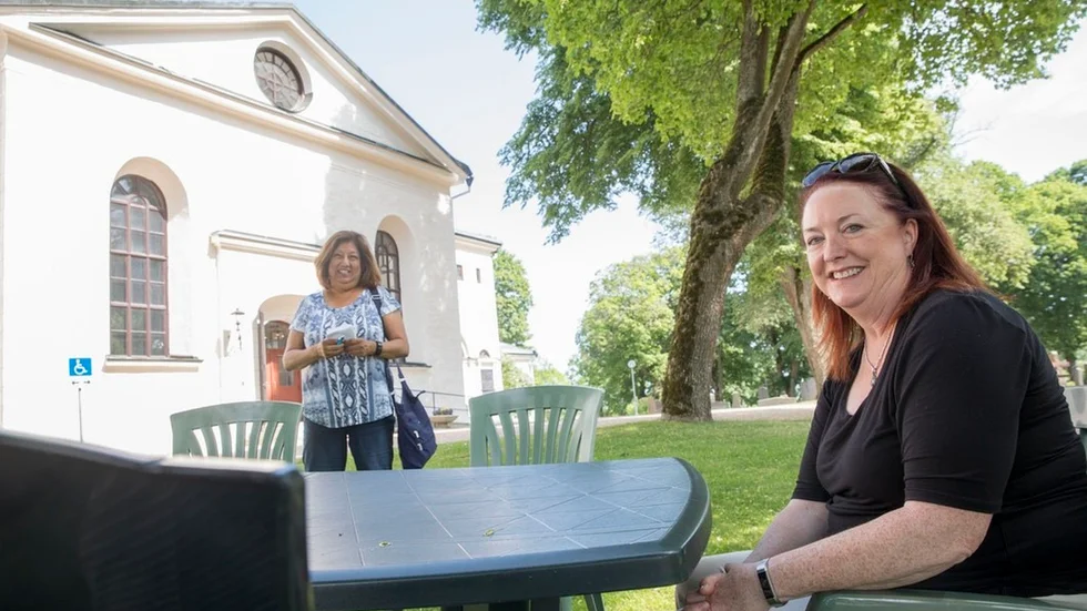 Charlene Larson och hennes väninna Vivian Sanchez tillbringade en dag i Vingåker, här vid Västra Vingåkers kyrka.