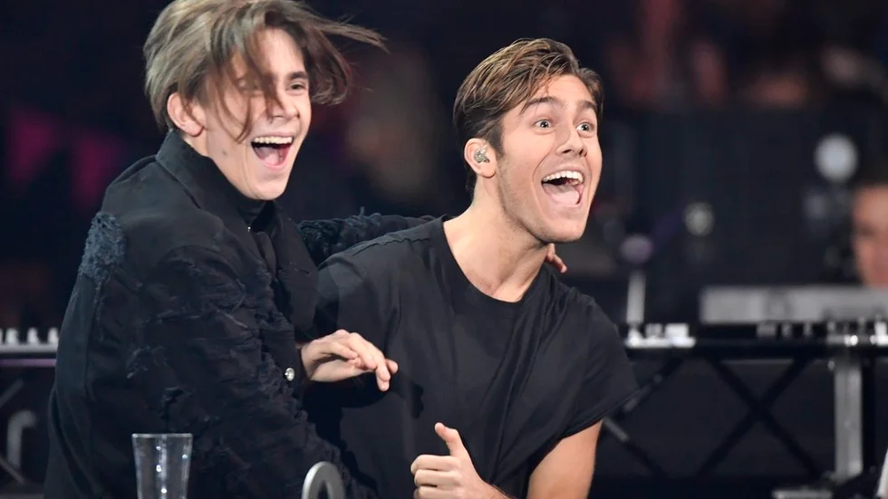 Popstjärnorna Felix Sandman och Benjamin Ingrosso ger sig ut på turné tillsammans och stannar i Eskilstuna den 26 oktober.