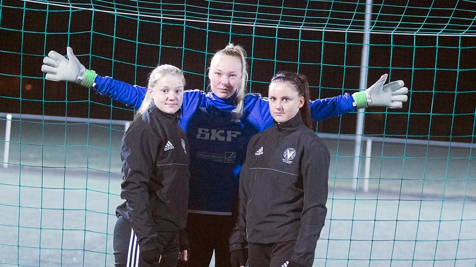 Så här såg det ut i våras när vi skrev om DFK:s starka försvarsblock med Maja Persson och Amanda Eliasson framför målvakten Jessica Lennström, nu är Maja och Jessica borta och Amanda nyligen tillbaka efter en fotskada. Arkivfoto: Peter Johansson