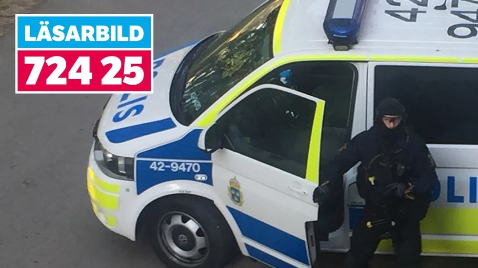 Tungt beväpnad polis på plats i Lagersberg på onsdagskvällen.