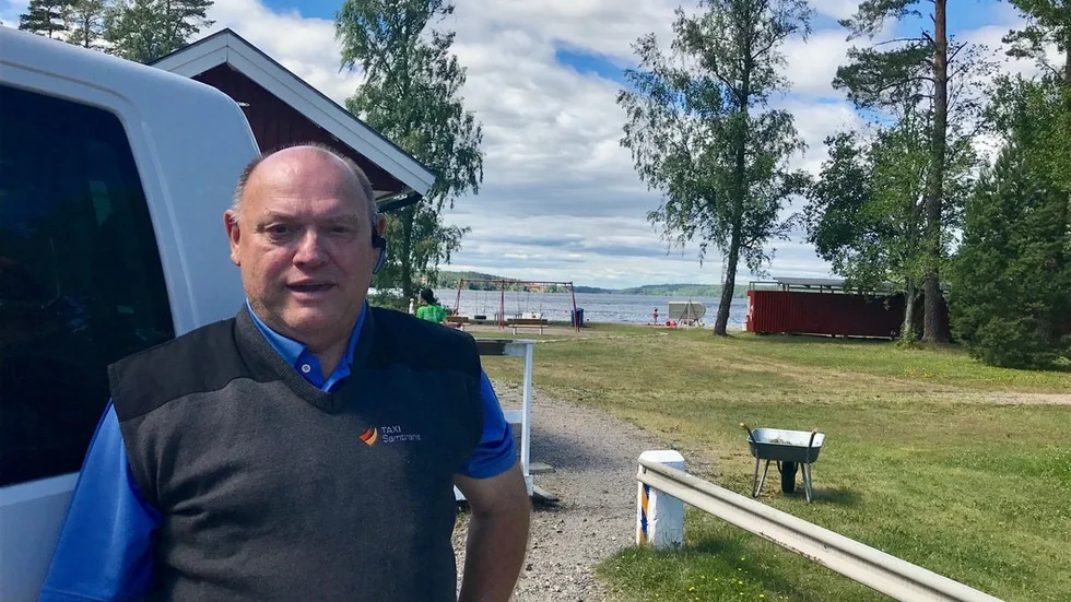 – Första turen brukar vara tom men sedan vill allt fler åka med. Även äldre, säger taxichaufför Jan Andersson som i vanliga fall brukar köra skolskjutsar.