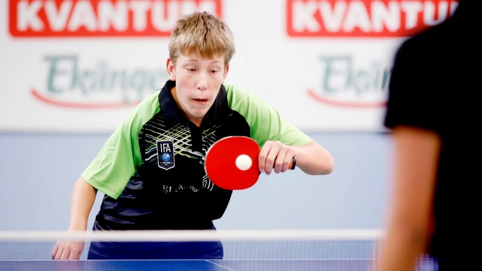 Hampus Lagerkvist har fullt fokus på bollen.