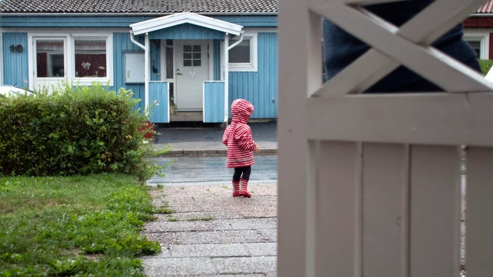 Elin Holmgren Karlsson har fått lära dottern Filippa, att aldrig gå ut på gatan själv.