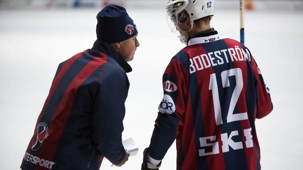 Roger "Gubben" Carlsson var frustrerad under Västanforsmatchen, frågan är vilken taktisk han tänker använda sig av mot Peace & Love? Foto: Rickard Törnhjelm