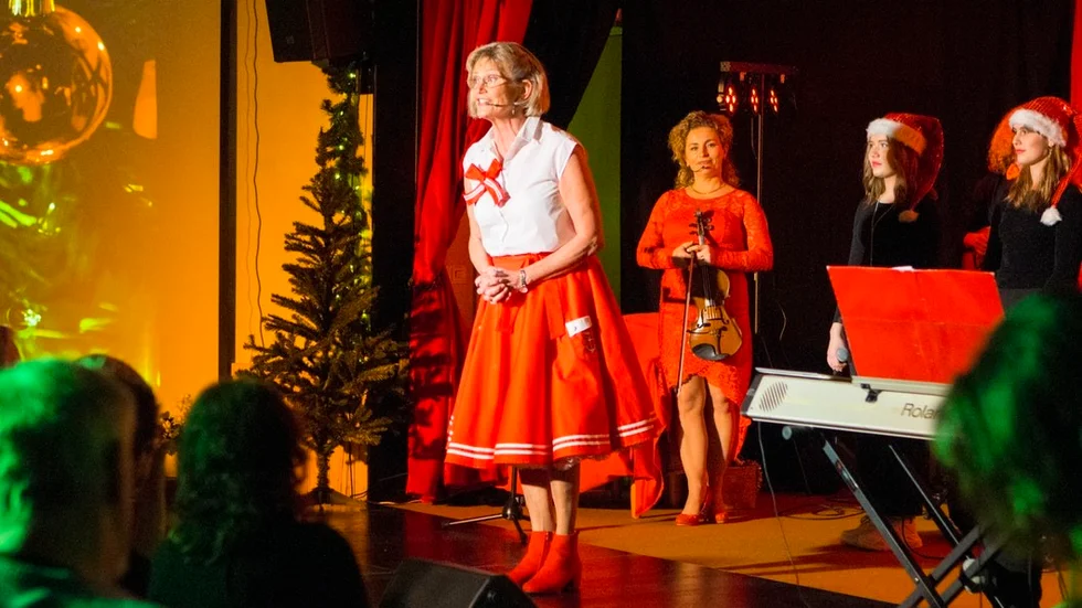 Katarina Hultling höll ihop programmet i julkonserten i Vingåkers Folkets park.