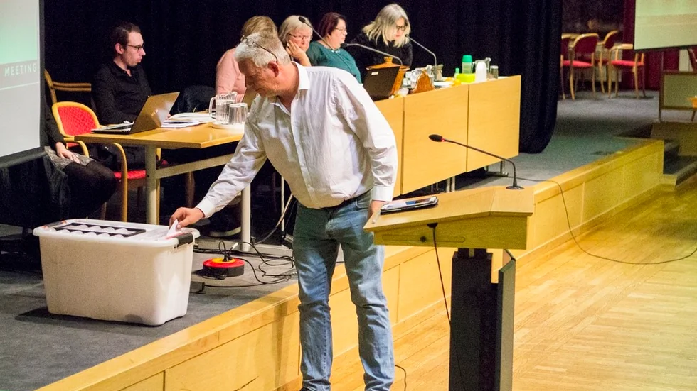 SD visade tydligt sitt missnöje med att den övriga oppositionens valtekniska samverkan ger partiet ett oproportionerligt ringa inflytande i nämnderna. Här SD:s Jan Lilja vid urnan.