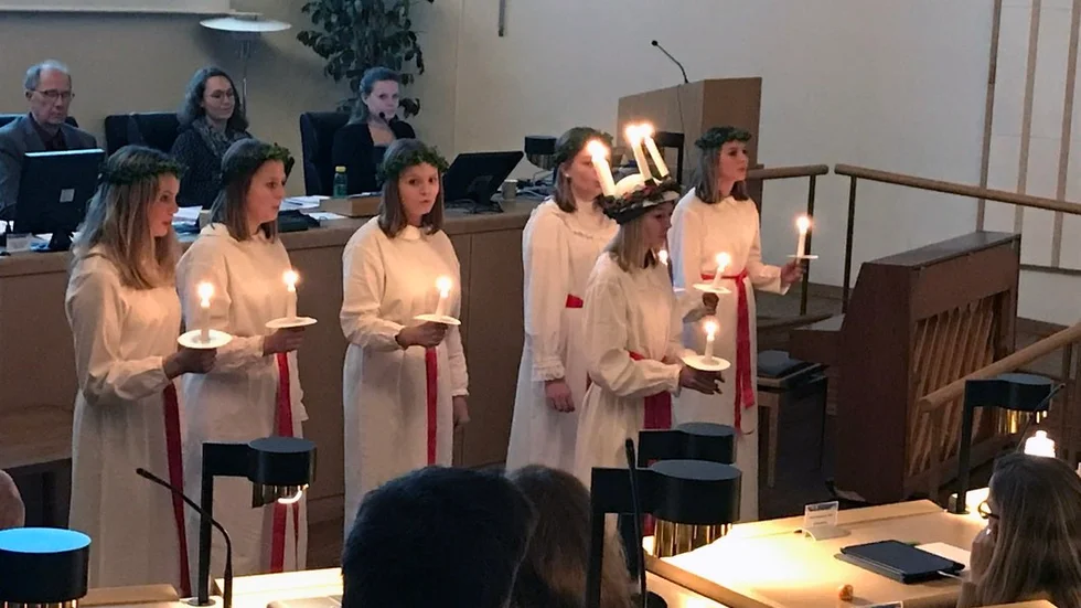 Ett luciatåg bjöd på stämningsfull sång på årets sista kommunfullmäktigemöte i Nyköping.