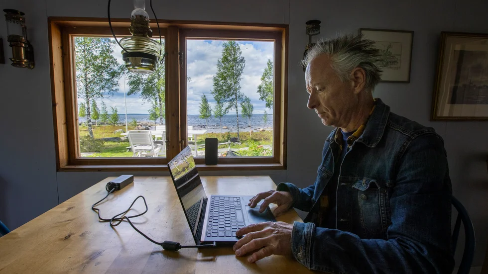 Professor Oskar Juhlin har en vacker utsikt från sitt arbetsrum på Småskär. "Tack vare masten på Hindersön har jag en rätt bra nätuppkoppling. Häromdagen höll jag för första gången i en disputation härifrån. Det var nervöst, men det gick."