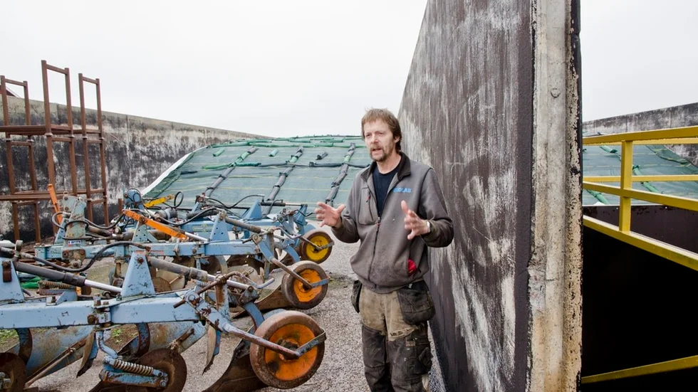 Såhär års brukar tre silofack på Ålsta gård vara fulla med ensilage, berättar Per Lexell. Nu gapar de halvtomma.
