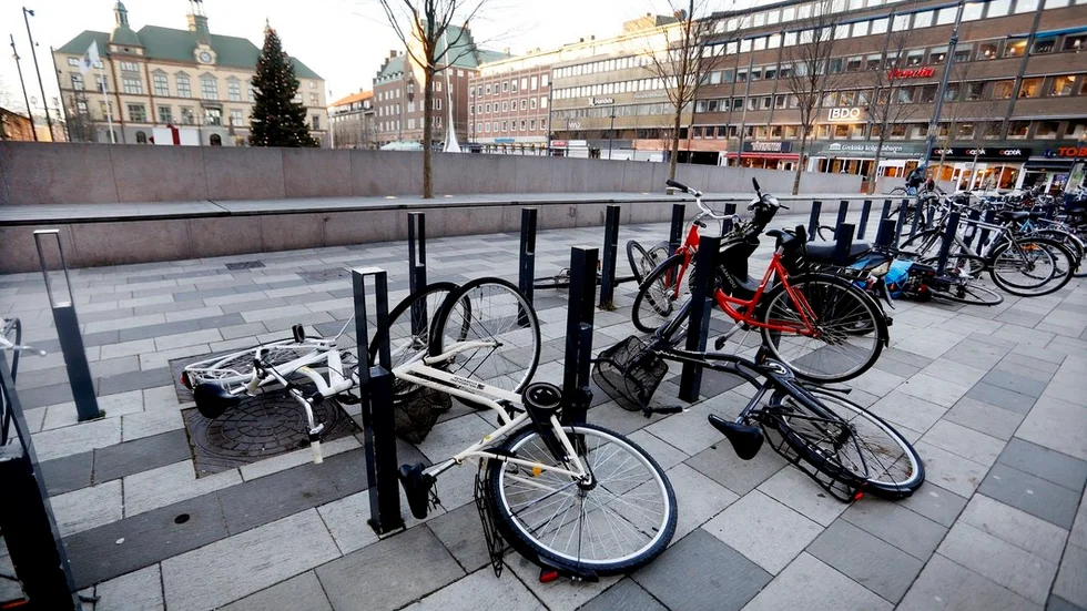 Vid Fristadstorget hade ett gäng cyklar blåst omkull.