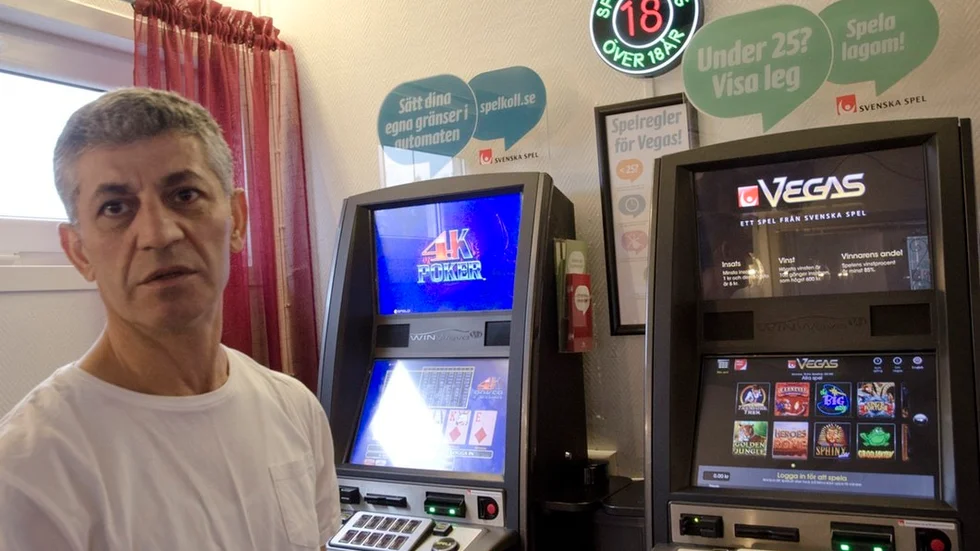 "Det krävs ju en viss omsättning av restaurangerna för att få tillstånd att ha spelautomater. Vi har haft automaterna här i flera år och många som spelar gör det lite som tidsfördriv " menar Ümit Akdemir som driver Bar 57 i Stjärnhov.