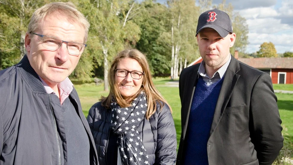 Nära, men på varsin sida: Centerpartiets Håkan Ekstrand fortsätter som oppositionsråd i Gnesta när Ann-Sofie Lifvenhage (M) och Johan Rocklind (M) förlänger samarbetet med fyra år.  FOTO: ÅSA EKSTRÖM