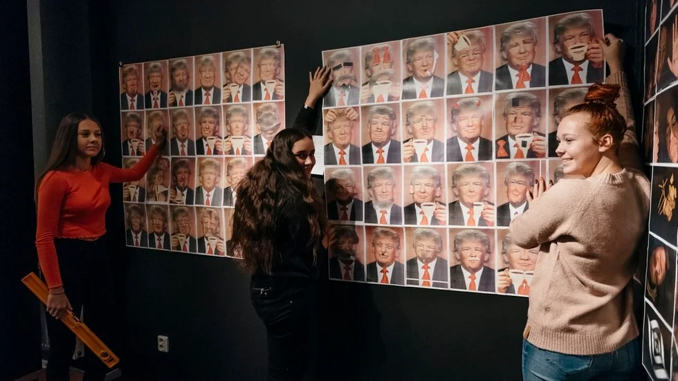 Elever på Breviksskolan i Oxelösund visar vad de producerat tillsammans med fotografen och bildläraren Rikard Laving. Här hänger Alva Cadiz, Victoria Mezynski och Wilda Falk sitt Trump-collage, inspirerat av Kjartan Slettemarks ikoniska "32 Nixon Visions".