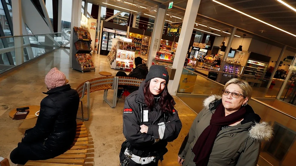 Väktaren Malin Lindberg och Annica Lundqvist, som driver kiosken i resecentrum, utesluter inte att byggnaden kommer att behöva stängas tidigare än normalt om skadegörelsen fortsätter.