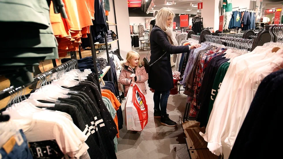 Elina Bergqvist, 31, och Elsie, 5, från Eskilstuna gick en runda bland butikerna i centrum på annandagens förmiddag. Kläder till barnen och ett leksakshus till Elsie, också det på rea, hörde till fynden.