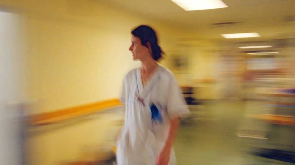 En sjuksköterska ilar genom korrioren för att hinna med det som arbetet kräver av henne. Bilden är inte tagen på Vrinnevisjukhuset men beskriver väl den vardag som möter medicinsklinikens personal. 
