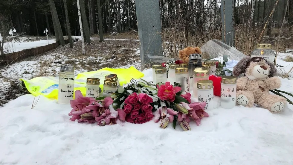 Dagen efter kvinnan hittats död fanns blommor och ljus på platsen för att hedra hennes minne.