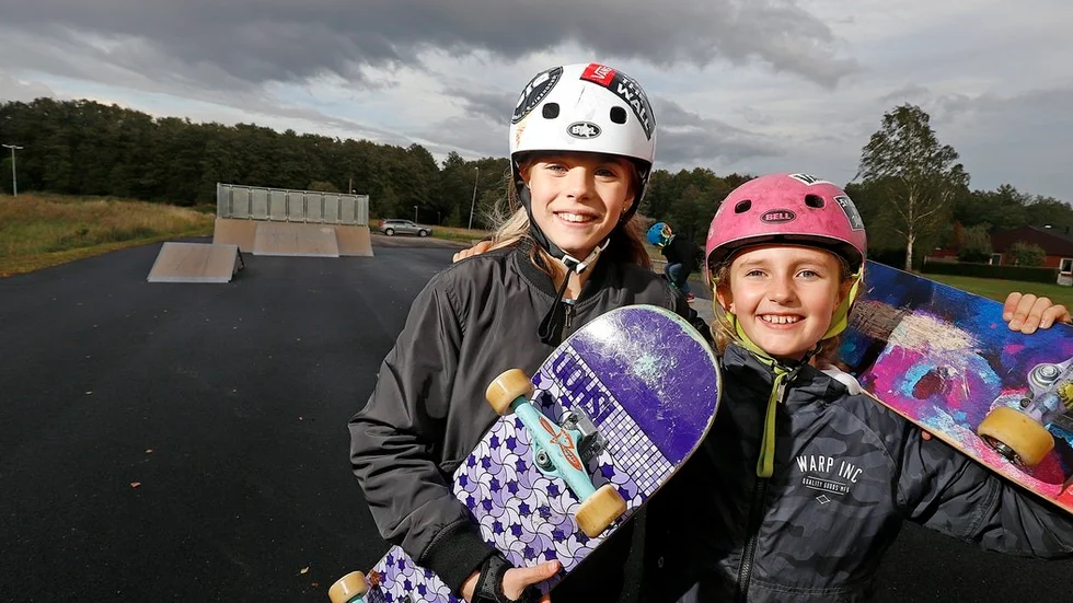 Kompisarna Ava Lorentz Pantzar och Ruby Kennhed Neuhedel fick nöjet att uppvisningsåka när skateplazan i Åkers Styckebruk invigdes på onsdagskvällen.