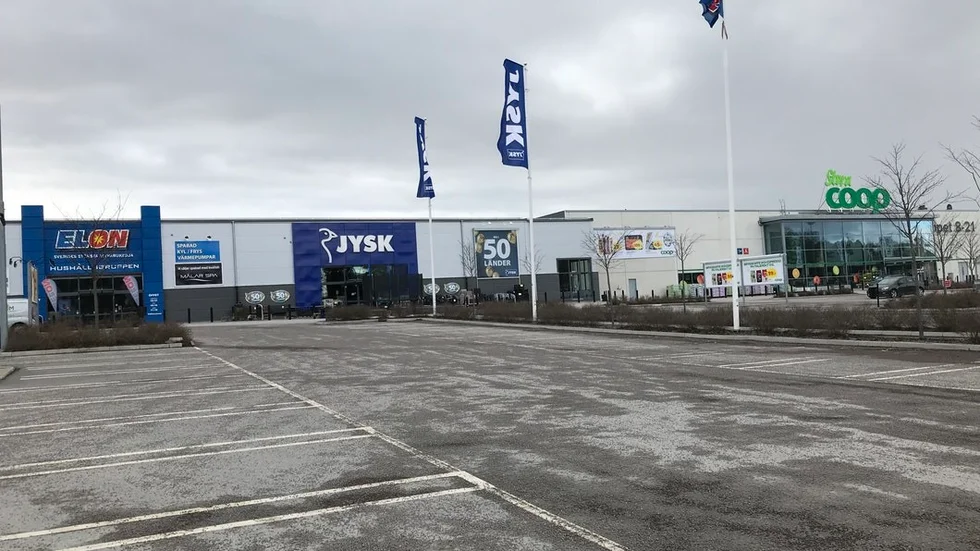 Parkeringen utanför köpcentret gapar tom då strömavbrottet tvingat butikerna att stänga.