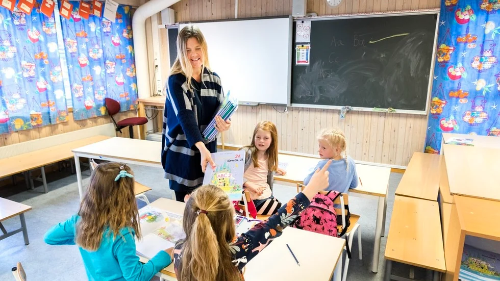 Efter 15 år i yrket ska lärare ha en lön på minst 45 000 kronor, skriver Åsa Fahlén, Lärarnas Riksförbund.