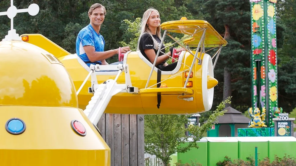 Fotograf Anders Nilssons inspiration flödade och fick Parken Zoos marknadschef Camilla Delac till att kalla på maskinisten. Helt plötsligt hamnade hemmahoppen på SM, Johan Taléus och Maja Åskag, i årets nyhet bland åkattraktionerna "Flygfärden".