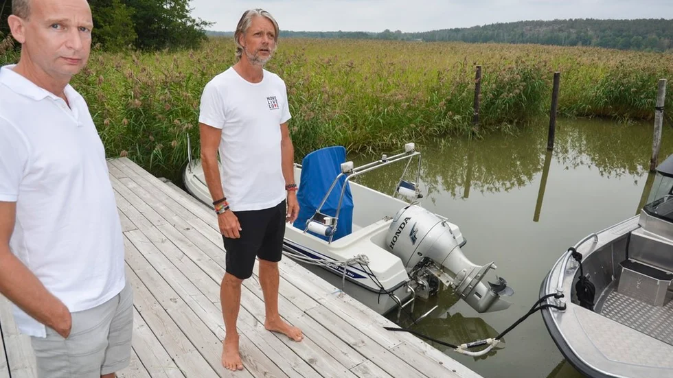 Torgny Steen och hans granne Magnus Wahren framför sina egna båtar som ligger i vid en privat brygga mellan Karsborgsbryggan och Skärgårdsängen. Under helgen har flera stölder drabbat området.