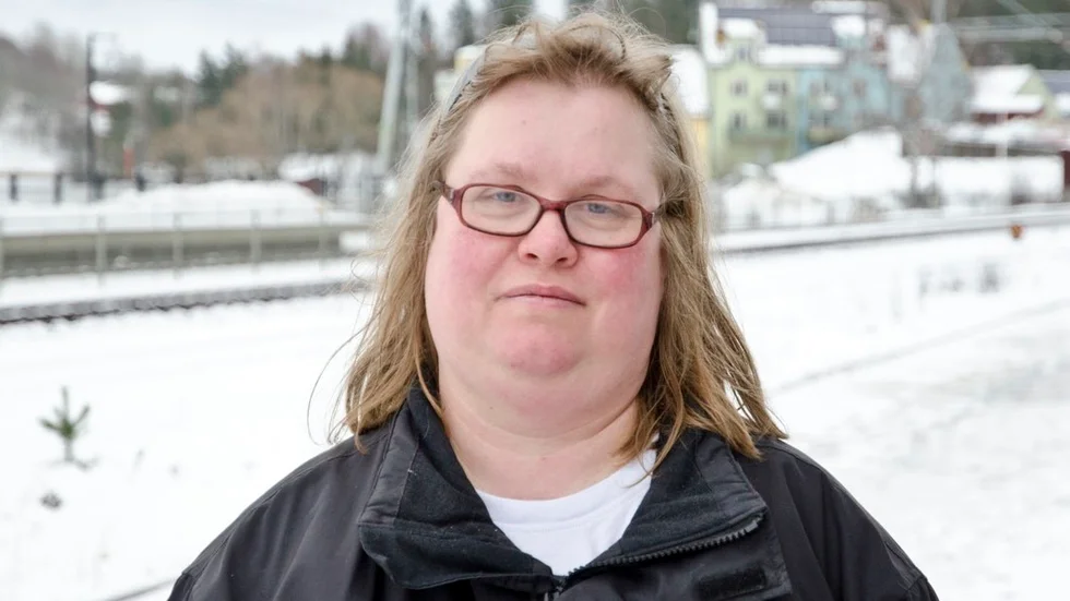 Ann-Charlotte Demander, 46 år, MölnboJa det har inte blivit bättre sedan MTR tog över. Det är ofta strul med förseningar och inställda tåg. Man kan förstå att det blir problem ibland, men när det är ersättningsbussar borde de sätta in mer än två bussar.