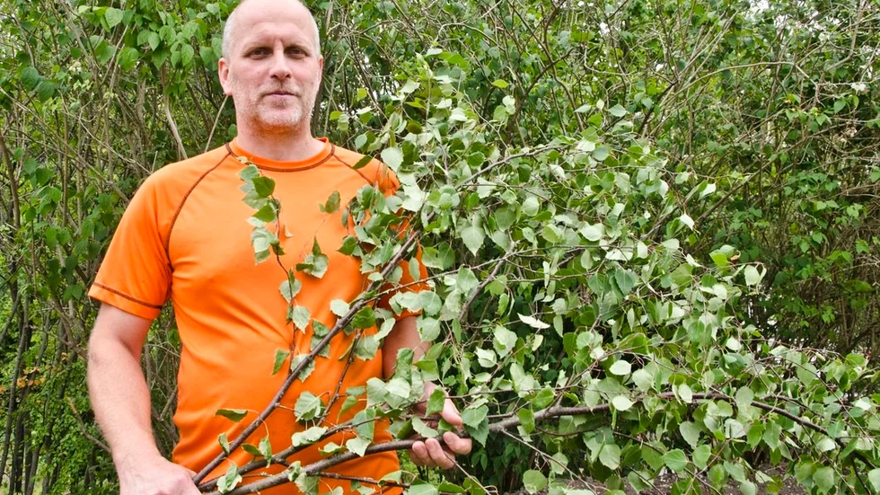 Tommy Hellsten på Trosa trädfällning är en av dem som vill hjälpa. I stället för att köra sly till återvinningscentralen erbjuder han sig att köra ut det till djurägare som behöver dryga ut fodret till sina djur.