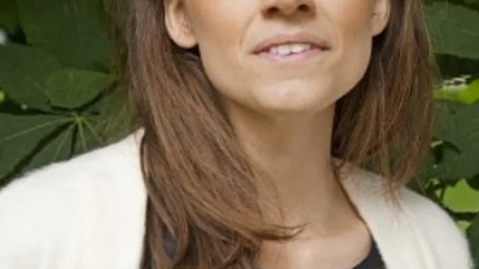 Pernilla Söderblom, före detta Strängnäsbo, som är högst delaktig i den låt där 56 kvinnliga artister tillsammans höjer sina röster för metoo. 33-åringen står som både låtskrivare och producent.