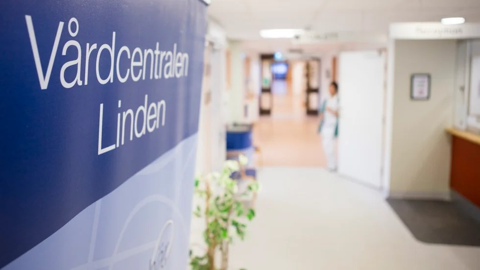 Läkare på vårdcentralen borde ha fattat misstankar om att patienten led av en neurologisk sjukdom, anser Ivo.