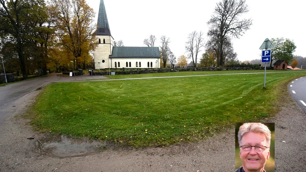 Länsstyrelsen, som förvarade benresterna, har nu låtit Svenska Kyrkan begrava skelettdelarna under en ceremoni i Västerljungs kyrkogårds minneslund.  Lars Jonsson är komminister i Trosa församling.