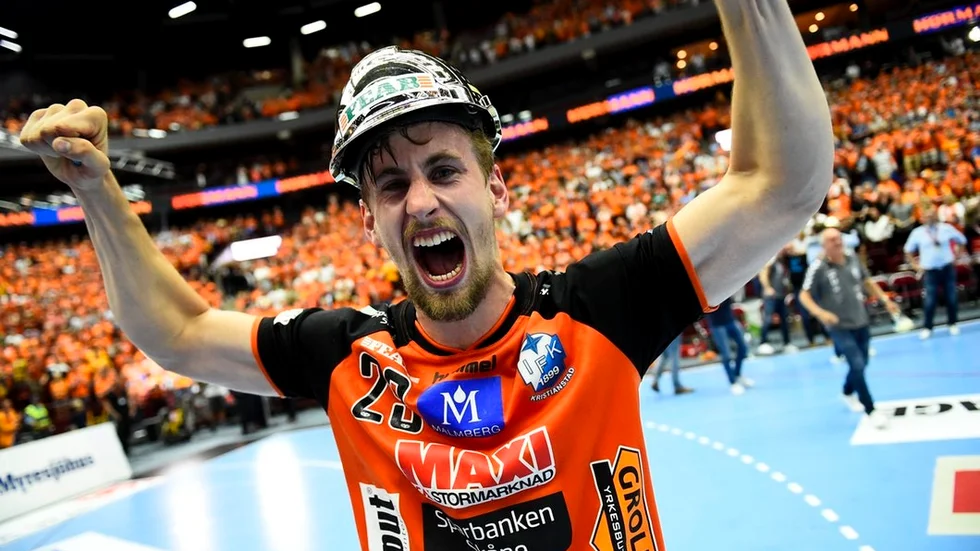 Så här glad var Richard Hanisch förra våren efter andra raka SM-titeln med Kristianstad. Det blev guld även denna säsong, nu i Norge med Elverum, för Eskilstunakillen. Arkivfoto: Emil Langvad/TT