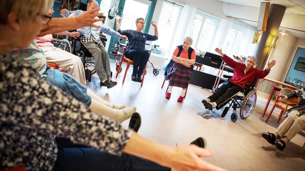 Gruppen utför en helkroppsövning där både händer och fötter ska stäckas ut i luften till ett skrik.