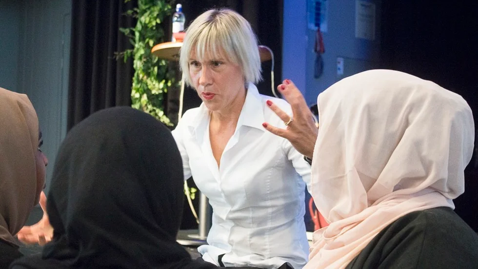 Anna Laestadius Larsson föreläste för elever på Duveholmsgymnasiet och fick efteråt frågor från intresserade åhörare.